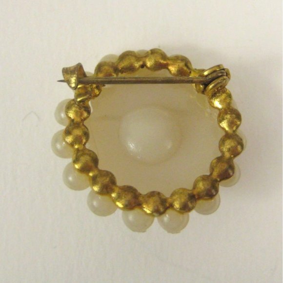 Imitation Pearl Plastic Brooch .9 inch Pin Jewelry Goldtone White C Clasp - Picture 4 of 6